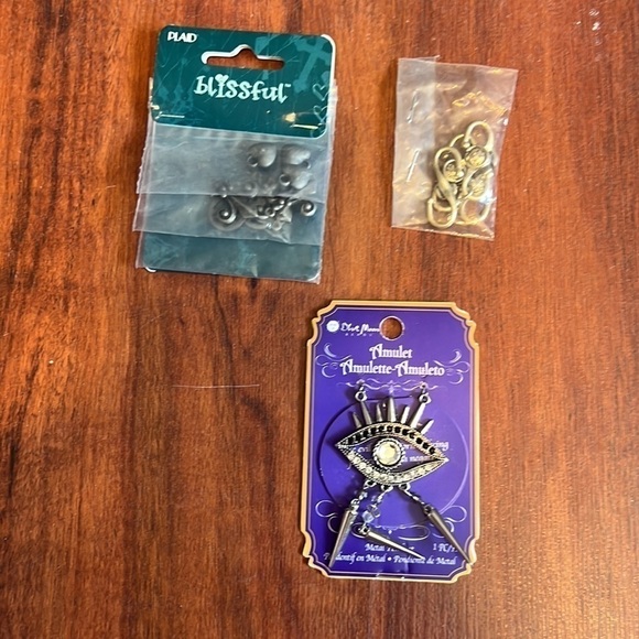 16 pieces Jewelry making supplies, beads, crimps, closures, pendants - Picture 5 of 7